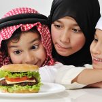 4 Tip Melatih Anak Berpuasa di Bulan Ramadan