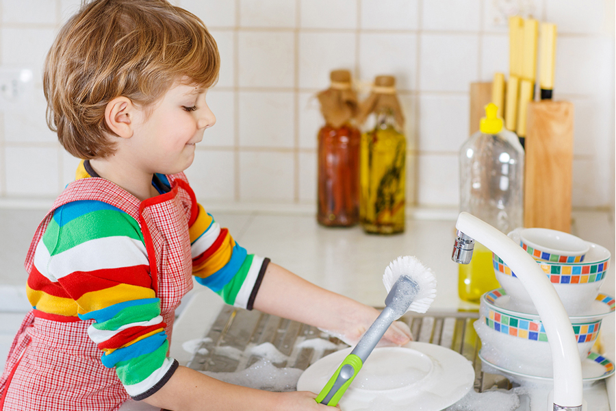 Няня моет посуду. Самостоятельность ребенка. Воспитание самостоятельности у детей. Самостоятельность картинки. Для мытья детской посуды.